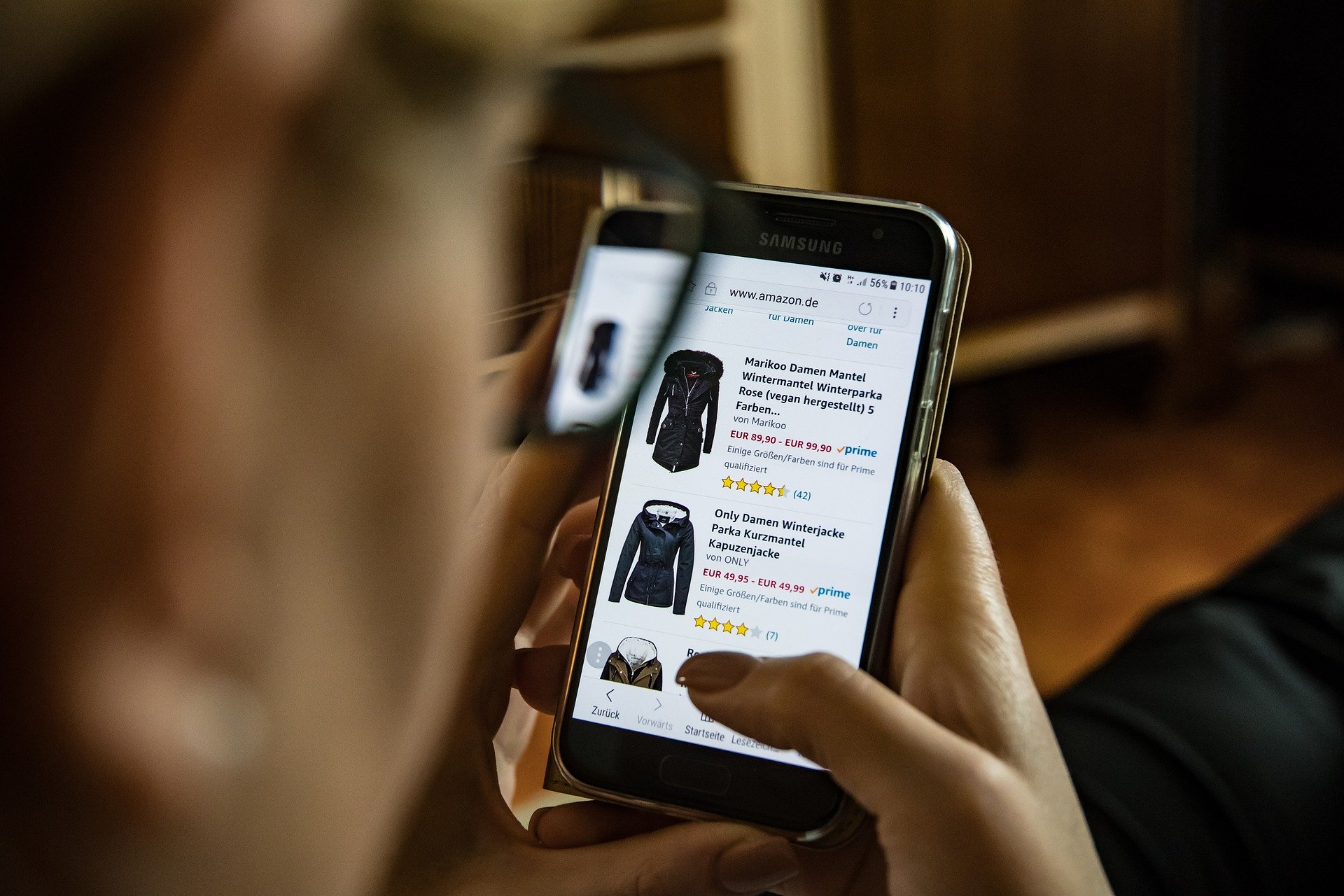 Mand kigger på mobil og shopper online