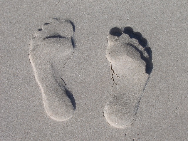 fødder i sand