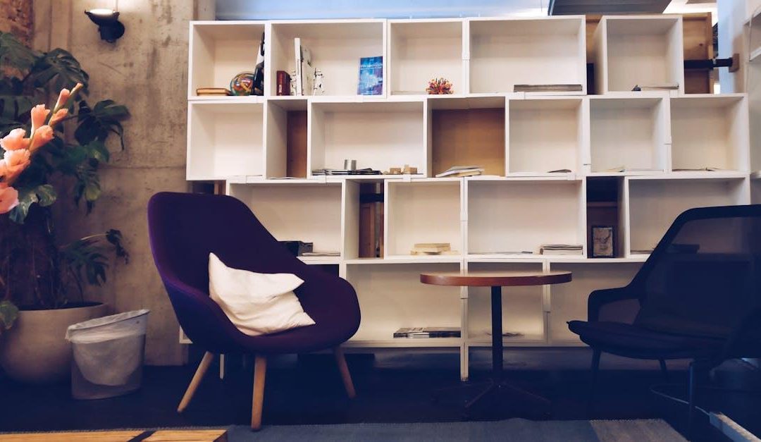 Træk stuen sammen: Små sofaborde og smarte TV-bænke til dit hjem