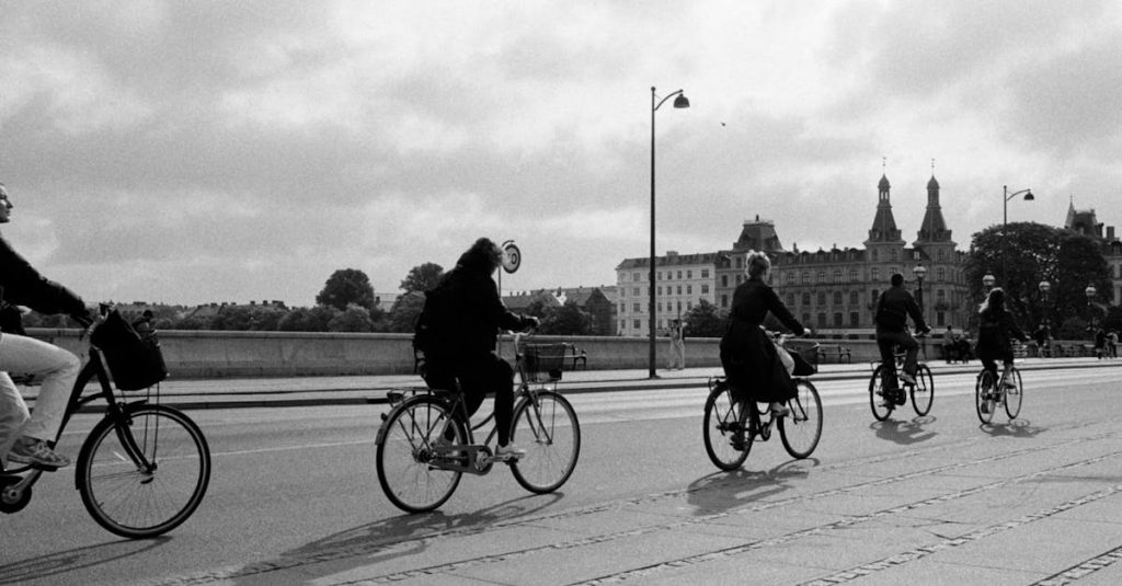 At pendle på elcykel i København